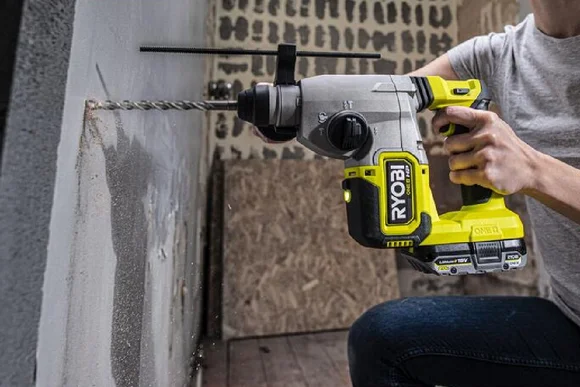 Person bohrt mit Bohrhammer in Wand